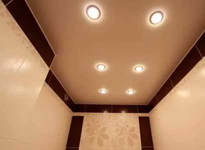 натяжной потолок в туалете