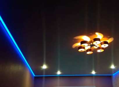 одноуровневый натяжной потолок с подсветкой