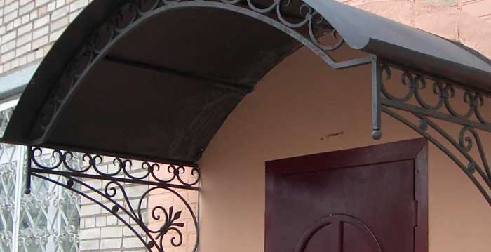 над крыльцом