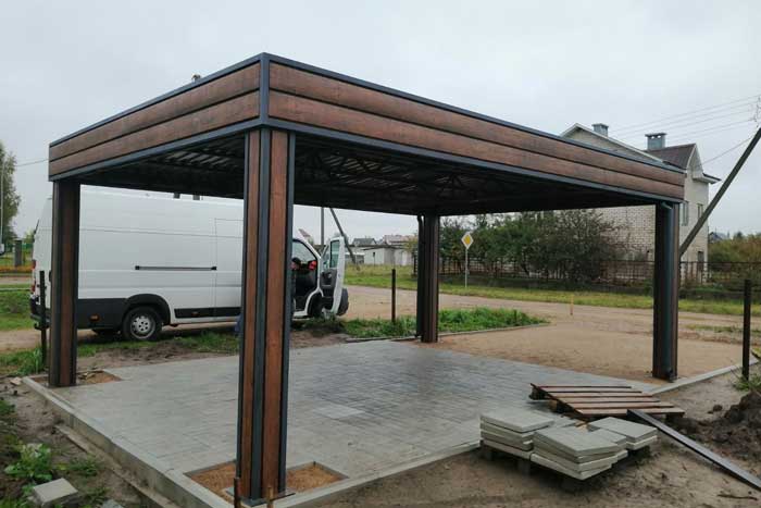 Навес для машины из металлопрофиля под дерево